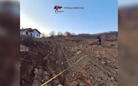 Realizza uno scavo abusivo mentre è ai domiciliari: torna in carcere