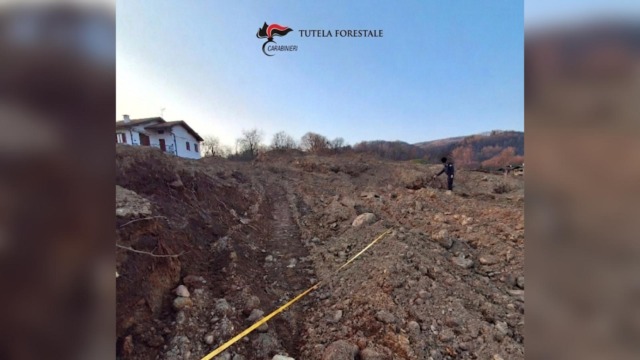 Realizza uno scavo abusivo mentre è ai domiciliari: torna in carcere