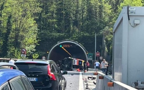 Ambulanza si ribalta sull’A26 a Stresa: barelliere sbalzato fuori