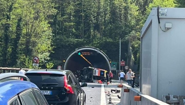 Ambulanza si ribalta sull’A26 a Stresa: barelliere sbalzato fuori