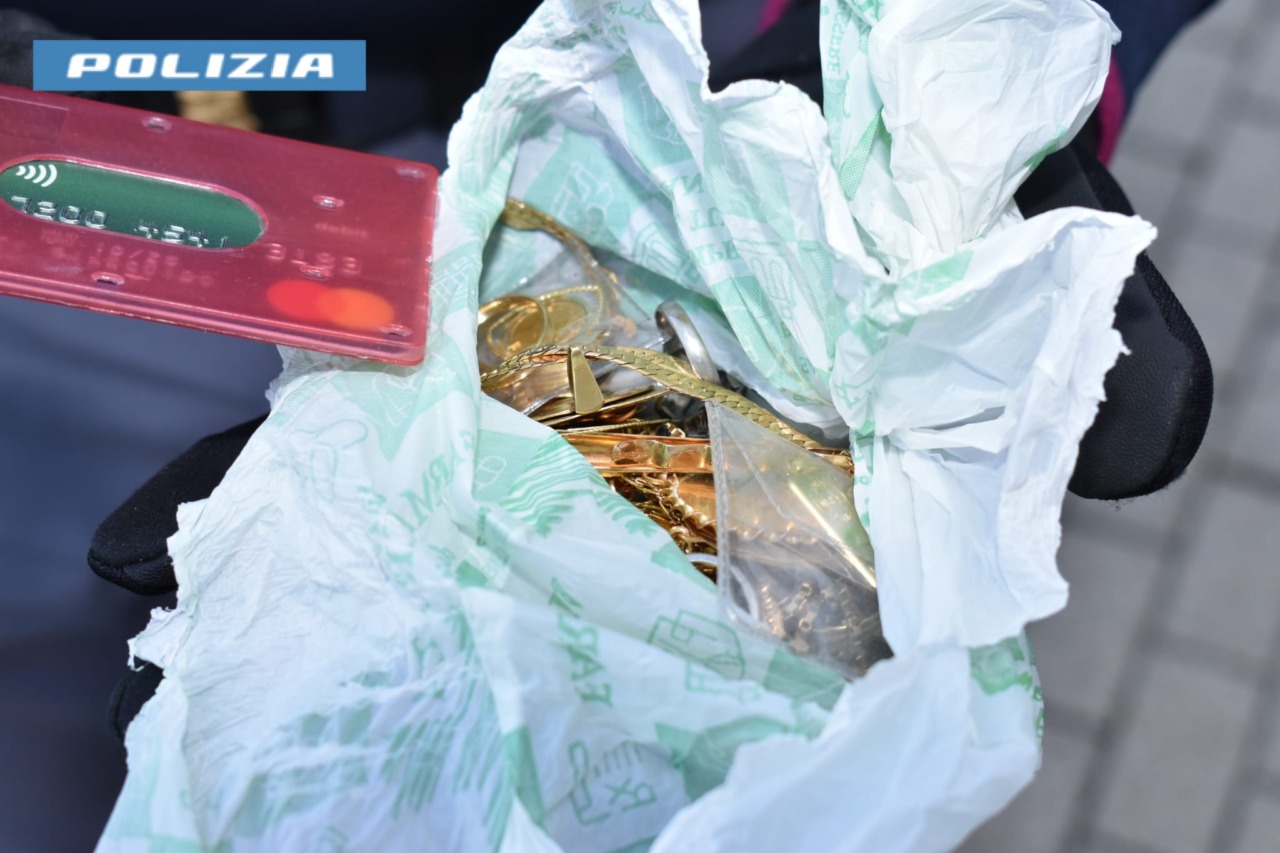 Finti carabinieri truffano un anziano: arrestati in autostrada dalla Polizia Stradale di Novara