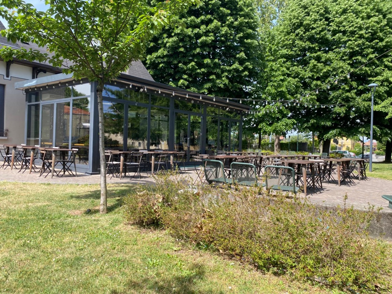 Oleggio, bistrot assediato e danneggiato: denunciati due giovani