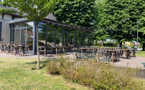 Oleggio, bistrot assediato e danneggiato: denunciati due giovani