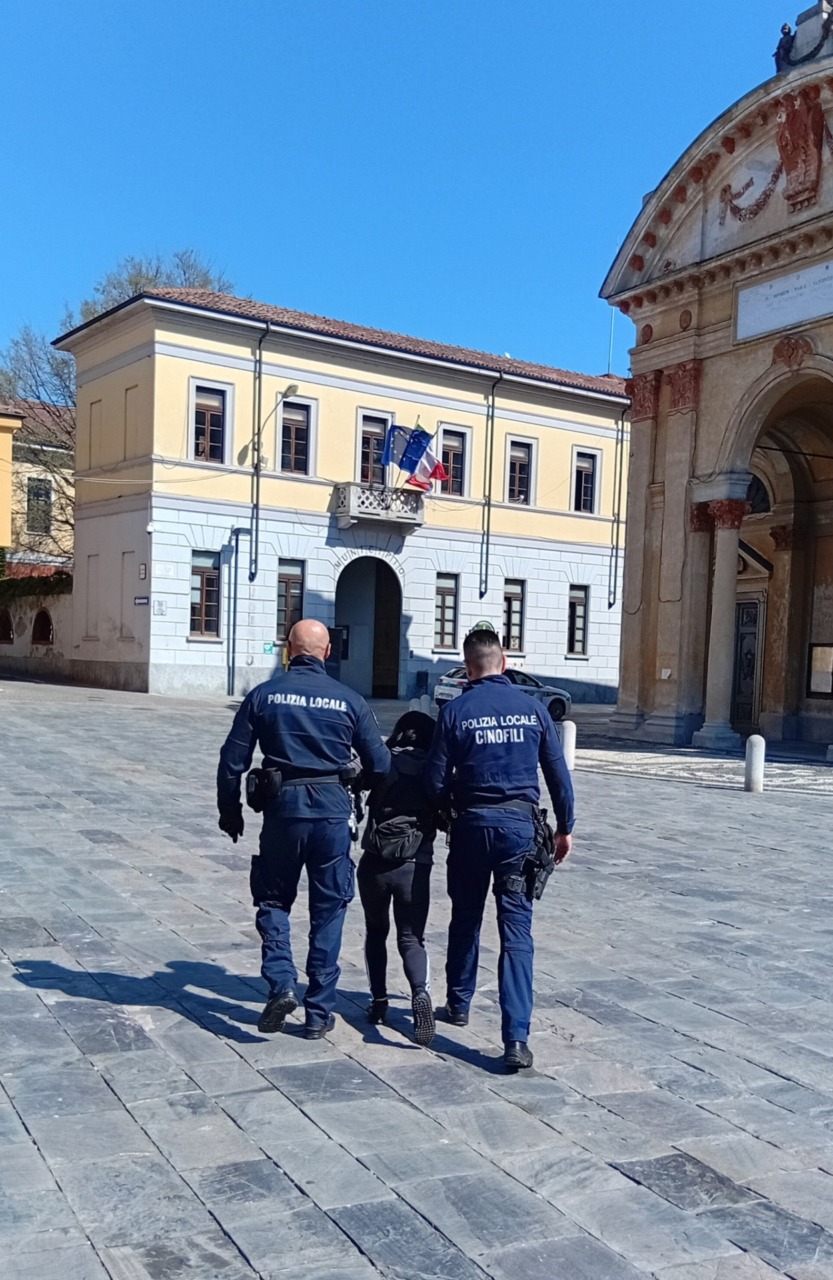 Cerano, donna in stato di alterazione disturba la quiete pubblica: interviene la Polizia locale