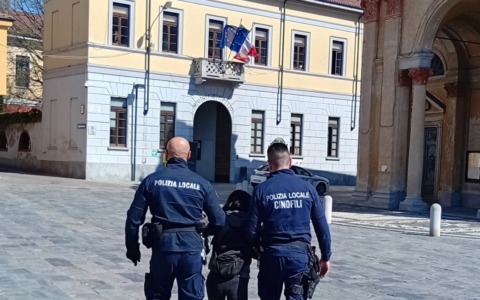 Cerano, donna in stato di alterazione disturba la quiete pubblica: interviene la Polizia locale