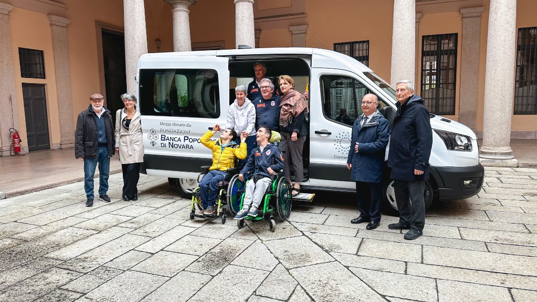 Novara, nuovo pulmino per i ragazzi di “Concentrici”: donato dalla Fondazione Bpn
