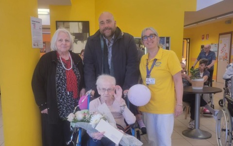 Novara, Concetta Mangiavillano festeggia 100 anni: una vita tra Italia, Libia e Svizzera