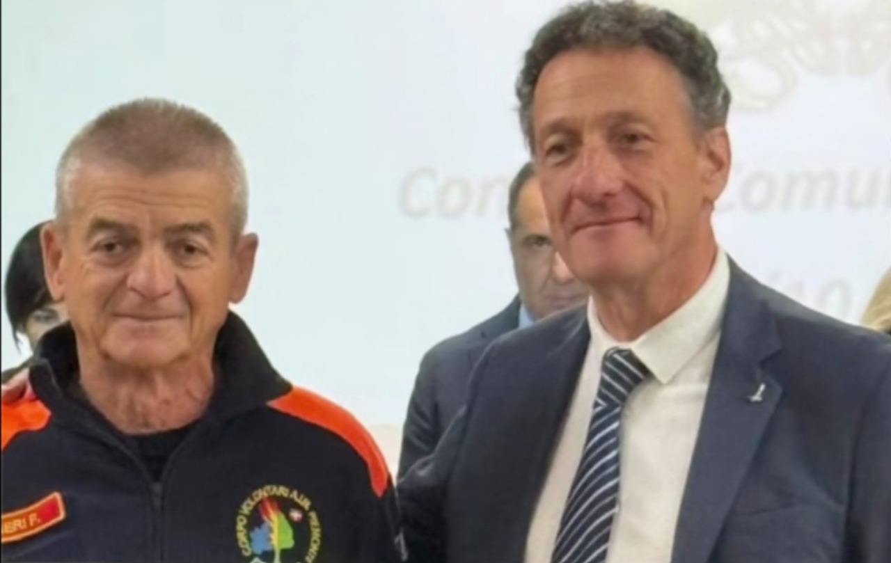 Aronese dell’Anno 2026 è Fausto Barberi, colonna del volontariato: salvò un uomo dall’arresto cardiaco