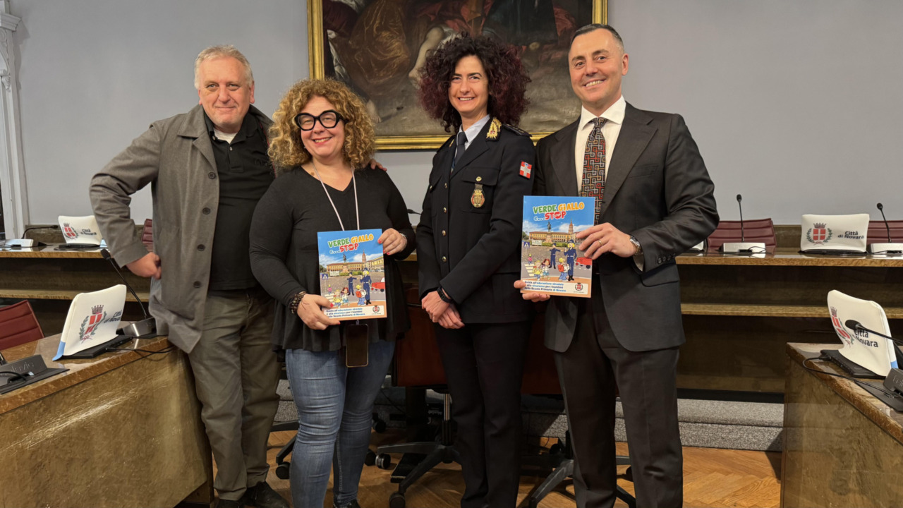 Educazione stradale nelle scuole primarie di Novara: distribuita una guida per i più piccoli