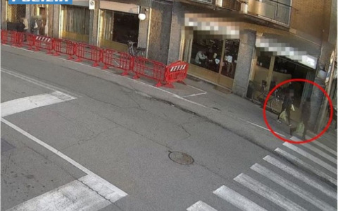 Novara, furto con la “tecnica della monetina” al centro commerciale: individuato il presunto responsabile