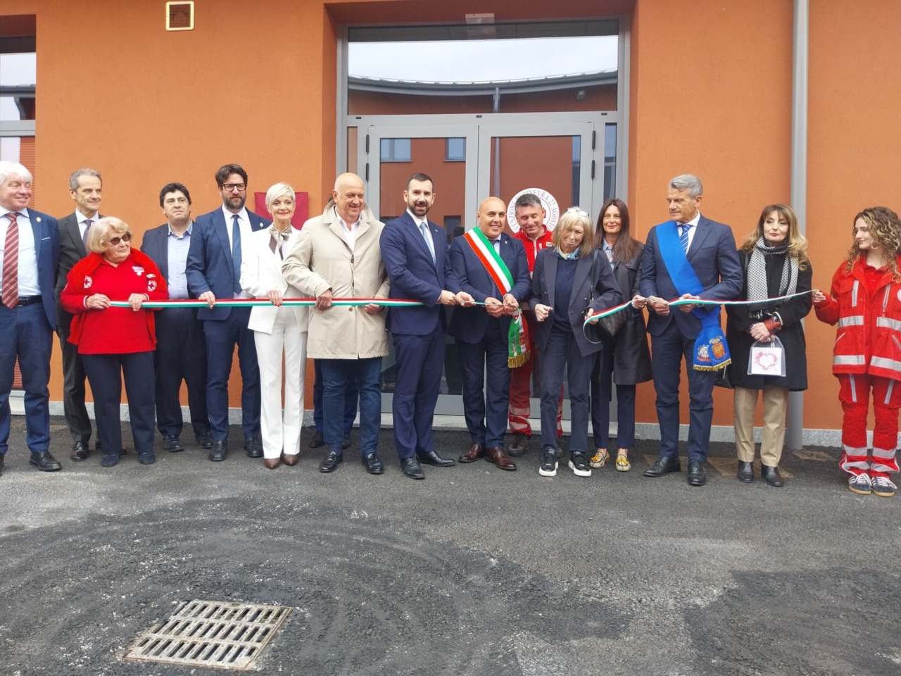 Borgomanero, inaugurata la nuova Centrale operativa della Croce Rossa: intitolata al dottor Ugo Mauri