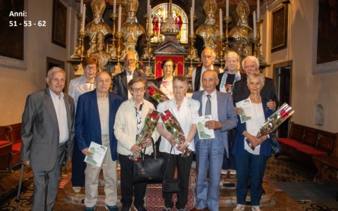Legame che sfida il tempo: 24 coppie di sposi hanno festeggiato il proprio anniversario a Paruzzaro