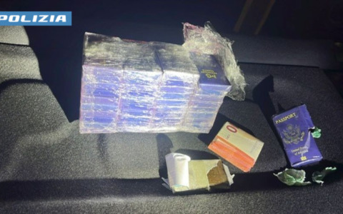 La stradale di Novara ferma auto sospetta: a bordo 2 kg di droga