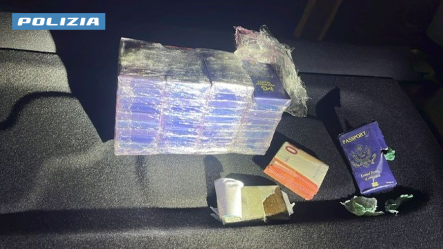 La stradale di Novara ferma auto sospetta: a bordo 2 kg di droga