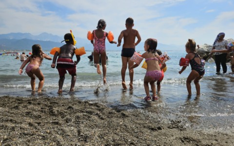 Torna “Irene va al mare”, servono 8.500 euro per il progetto che aiuta mamme e bambini a ripartire dopo la violenza