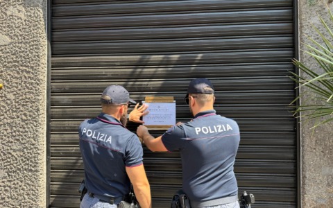 Risse in presenza di bambini, ubriachezza molesta e degrado: chiuso per 15 giorni un bar vicino alla stazione