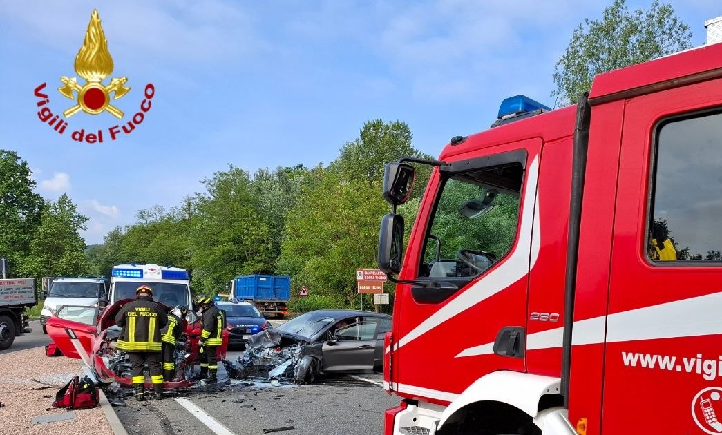 Incidente sulla Statale 32 ad Arona: coinvolte tre auto, tre feriti in ospedale