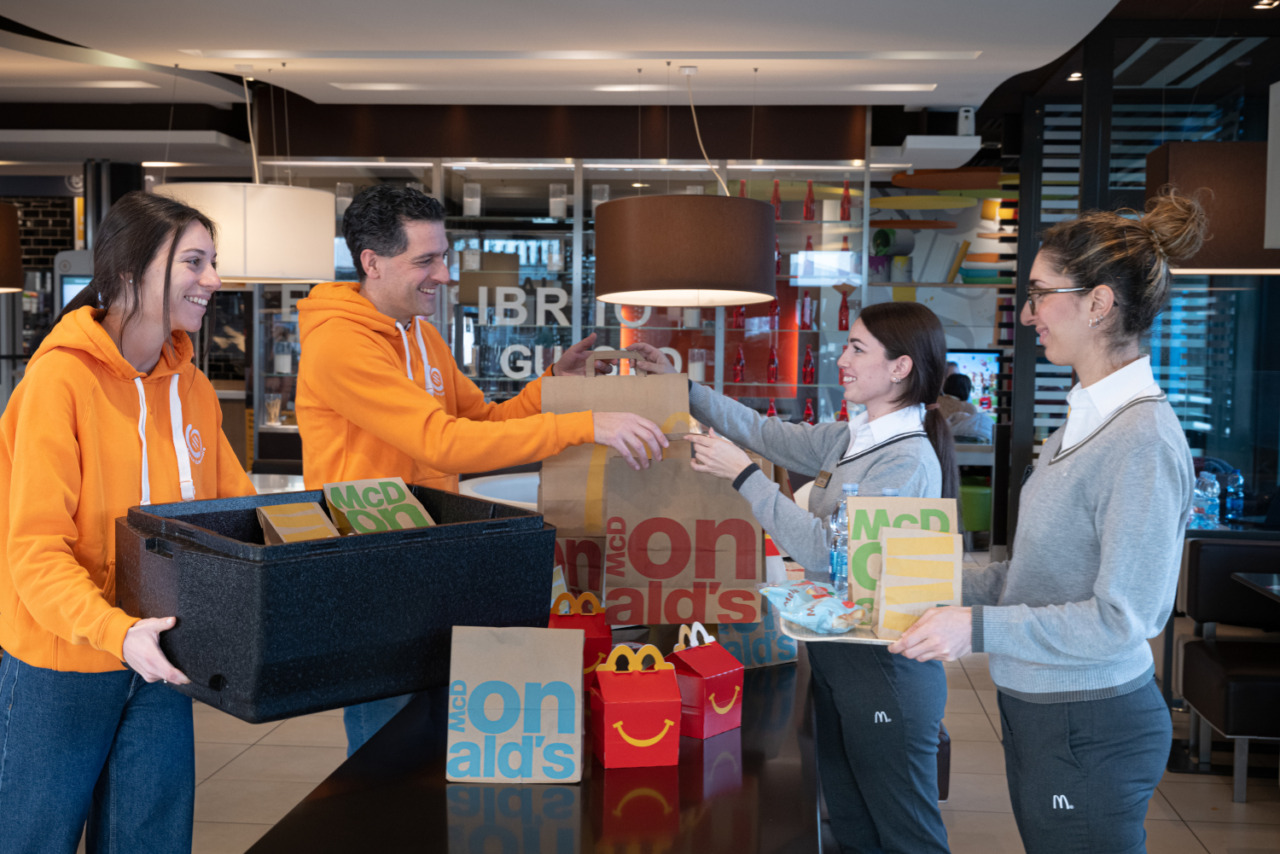 A Borgomanero McDonald’s, Casa Ronald McDonald Italia ETS e Banco Alimentare del Piemonte donano 50 pasti caldi a settimana