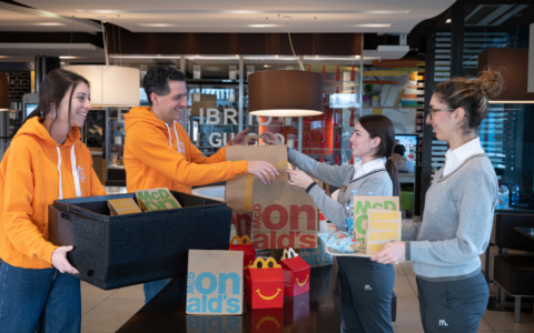 A Borgomanero McDonald’s, Casa Ronald McDonald Italia ETS e Banco Alimentare del Piemonte donano 50 pasti caldi a settimana