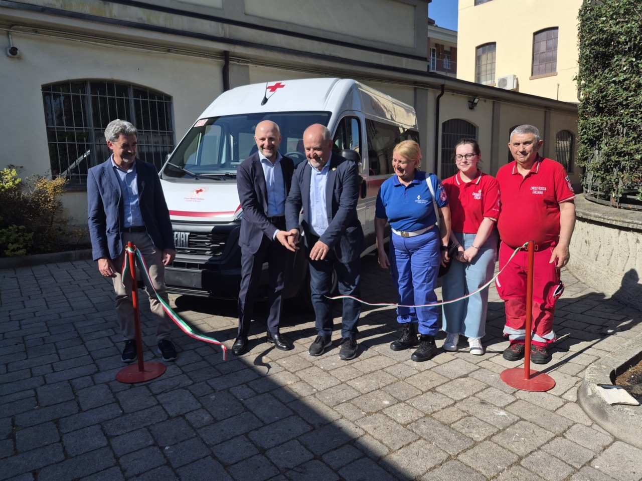 Novara, inaugurato un nuovo pulmino solidale della Croce Rossa per anziani e persone fragili