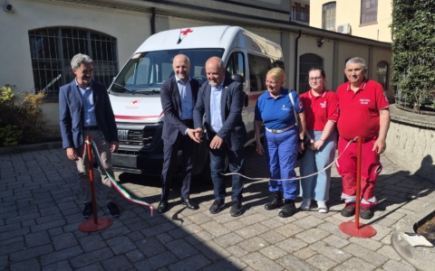 Novara, inaugurato un nuovo pulmino solidale della Croce Rossa per anziani e persone fragili