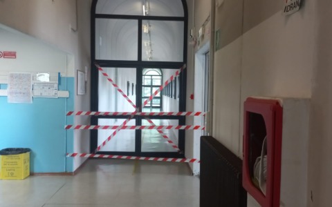 Arona, disagi all’istituto Fermi: due corridoi allagati per un guasto ai servizi igienici