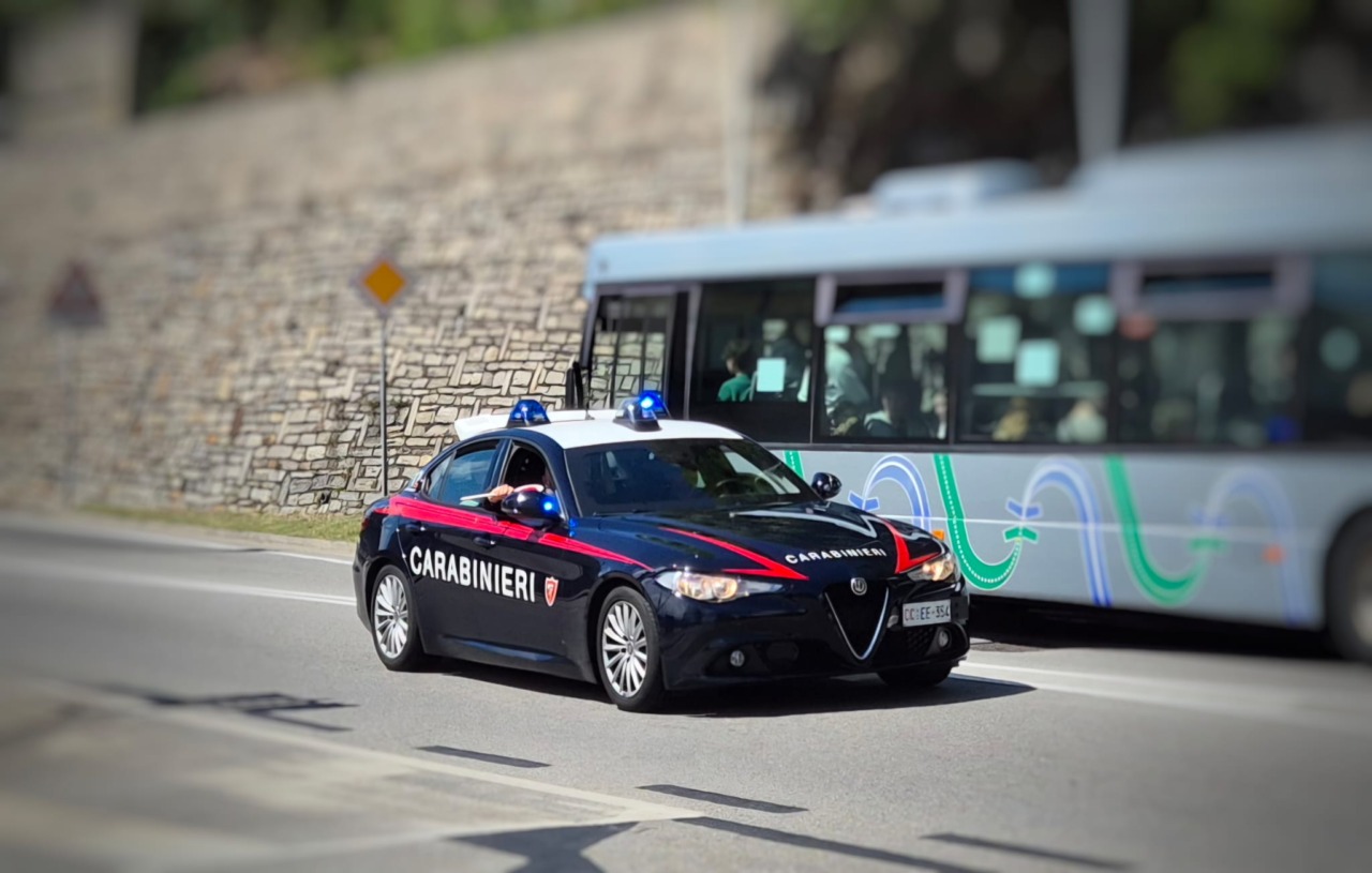 Finto carabiniere truffa un’anziana a Verbania, arrestati due uomini dopo l’inseguimento in autostrada