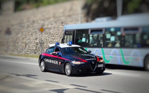 Finto carabiniere truffa un’anziana a Verbania, arrestati due uomini dopo l’inseguimento in autostrada