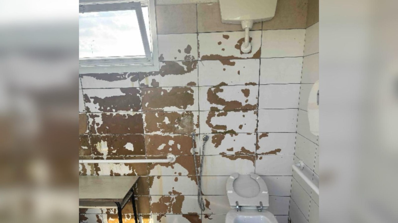 Lumellogno, bagni del campo sportivo già degradati a pochi anni dai lavori