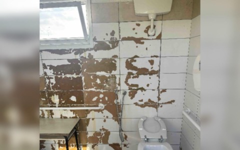 Lumellogno, bagni del campo sportivo già degradati a pochi anni dai lavori
