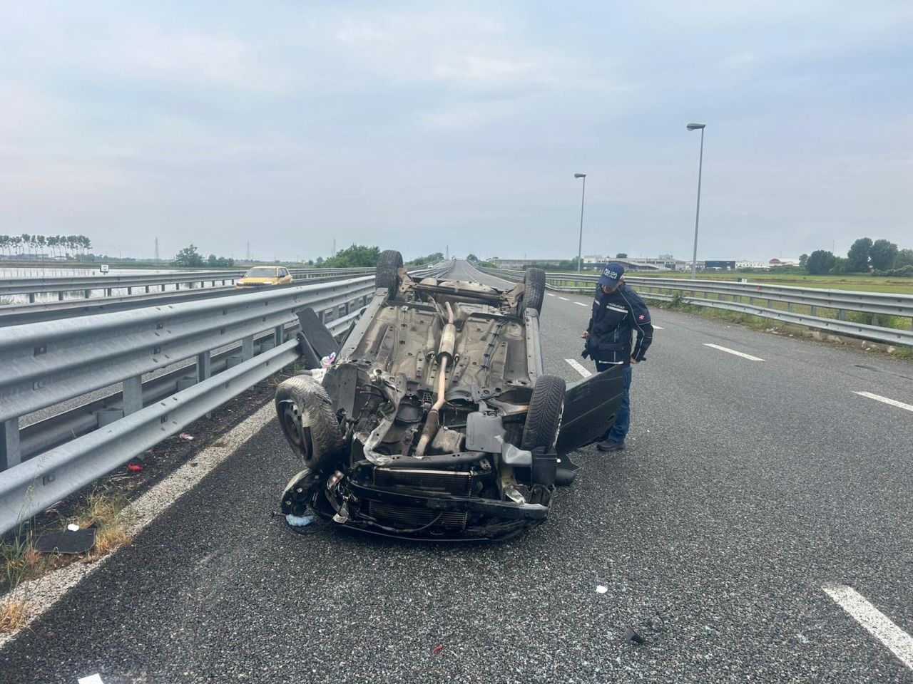 Auto si ribalta sulla tangenziale di Novara: mamma e figlia 13enne ferite gravemente