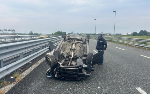 Auto si ribalta sulla tangenziale di Novara: mamma e figlia 13enne ferite gravemente