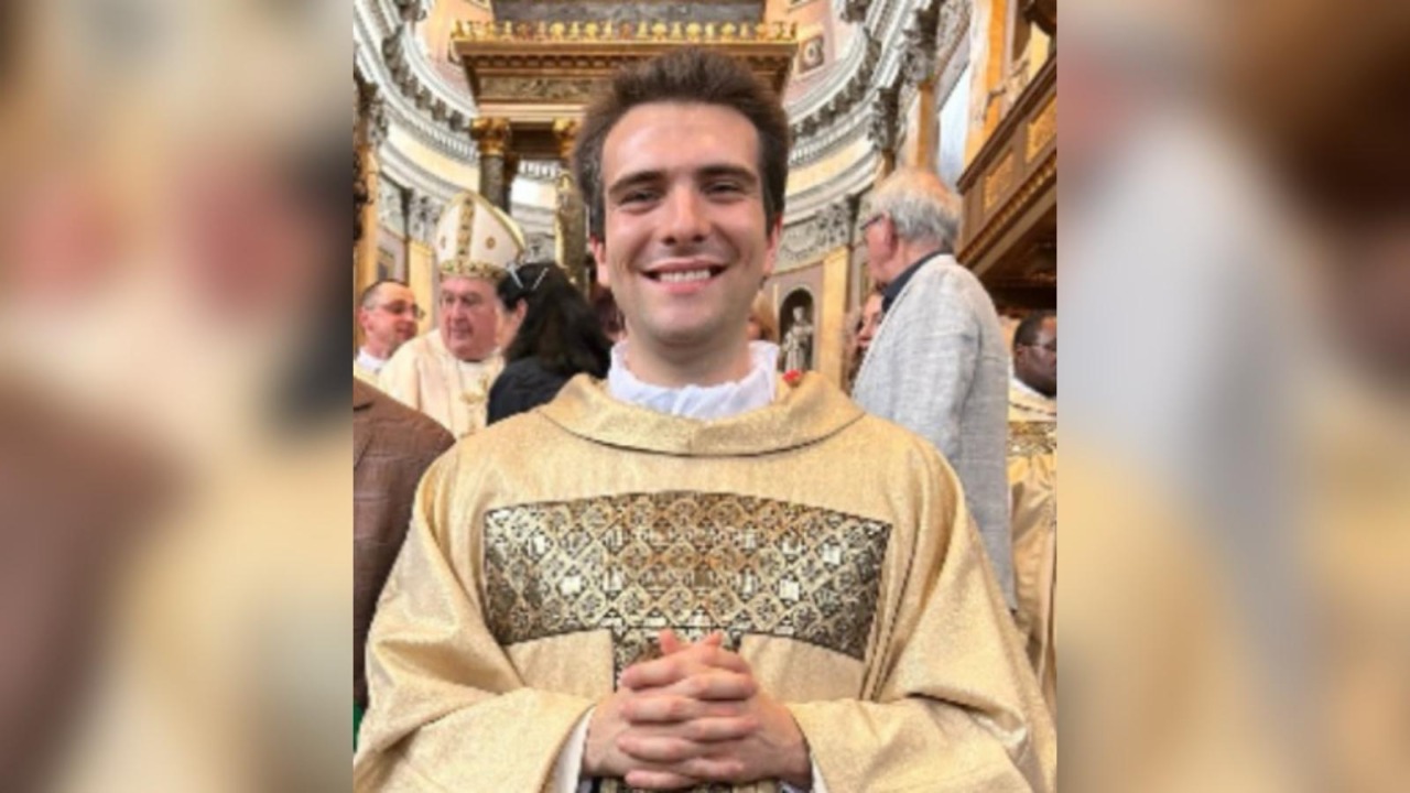 Oltre mille firme a Cameri per chiedere che don Samuele resti in parrocchia