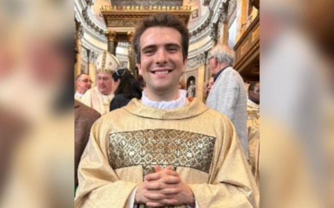 Oltre mille firme a Cameri per chiedere che don Samuele resti in parrocchia