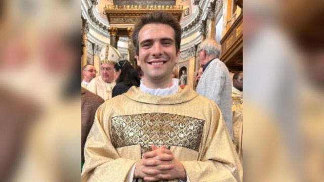 Oltre mille firme a Cameri per chiedere che don Samuele resti in parrocchia