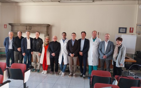 Borgomanero, donata una piattaforma laser all’ospedale Santissima Trinità in ricordo di Simonluca Agazzone