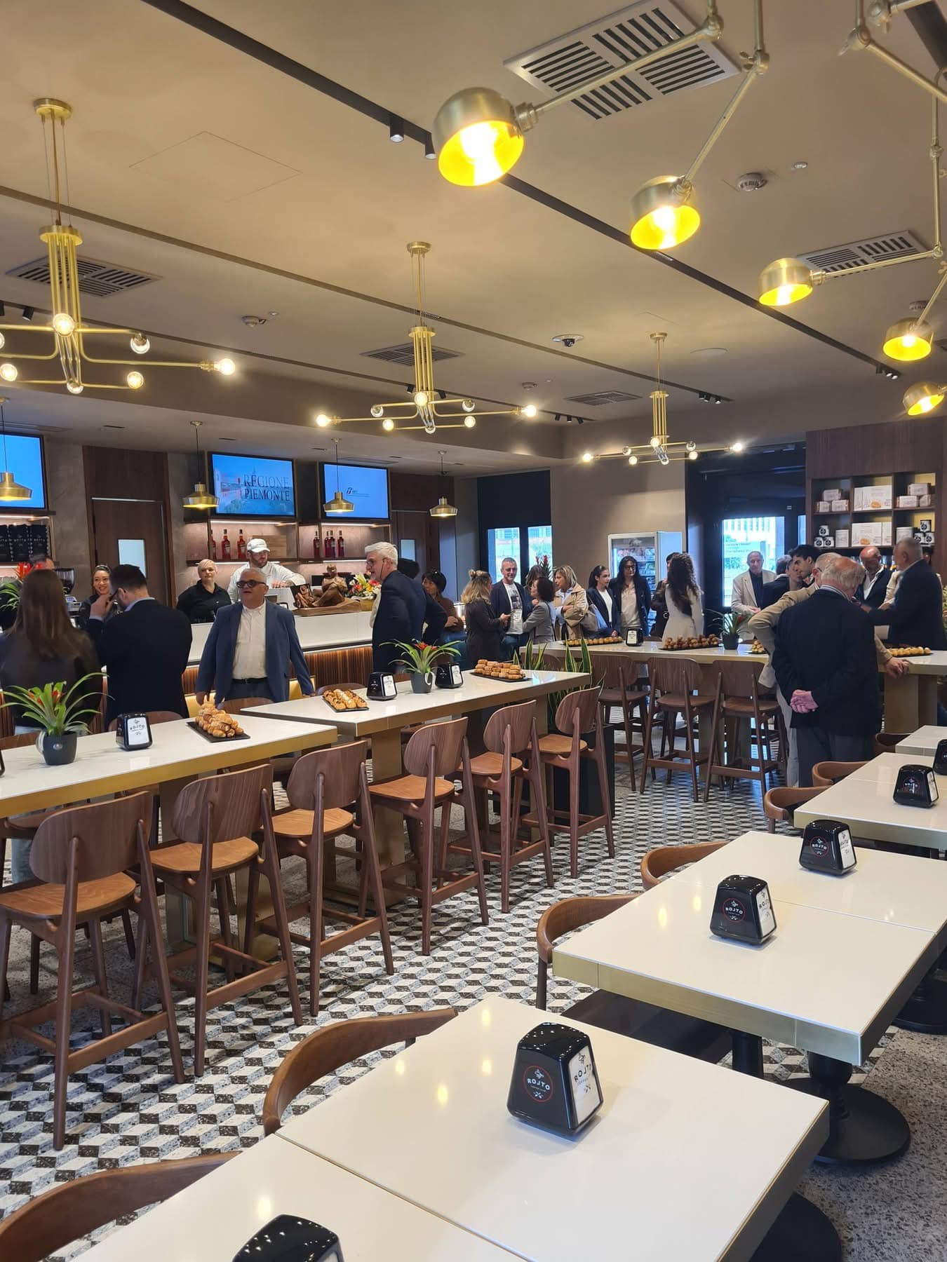 Novara, riapre il bar della stazione dopo otto anni di chiusura ...