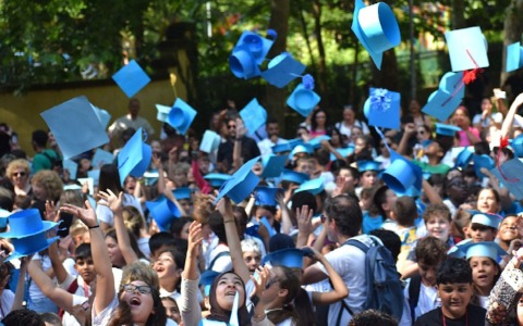 Graduation Day a Novara, centinaia di bambini hanno salutato la primaria col lancio del tocco