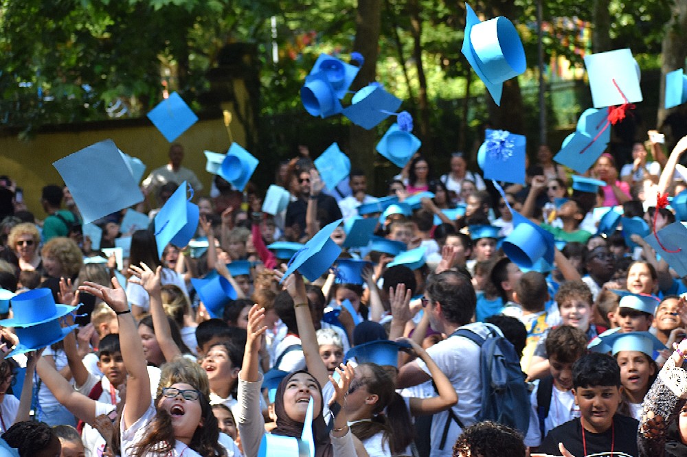 Graduation Day a Novara, centinaia di bambini hanno salutato la primaria col lancio del tocco