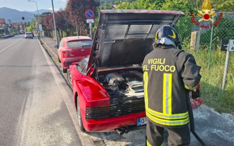 Auto in fiamme a Pettenasco