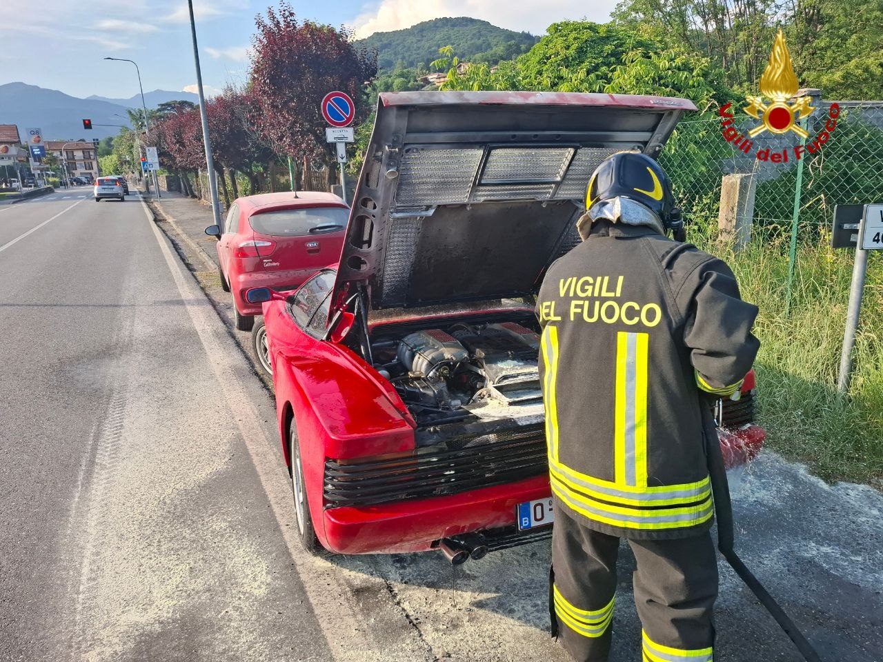 Auto in fiamme a Pettenasco