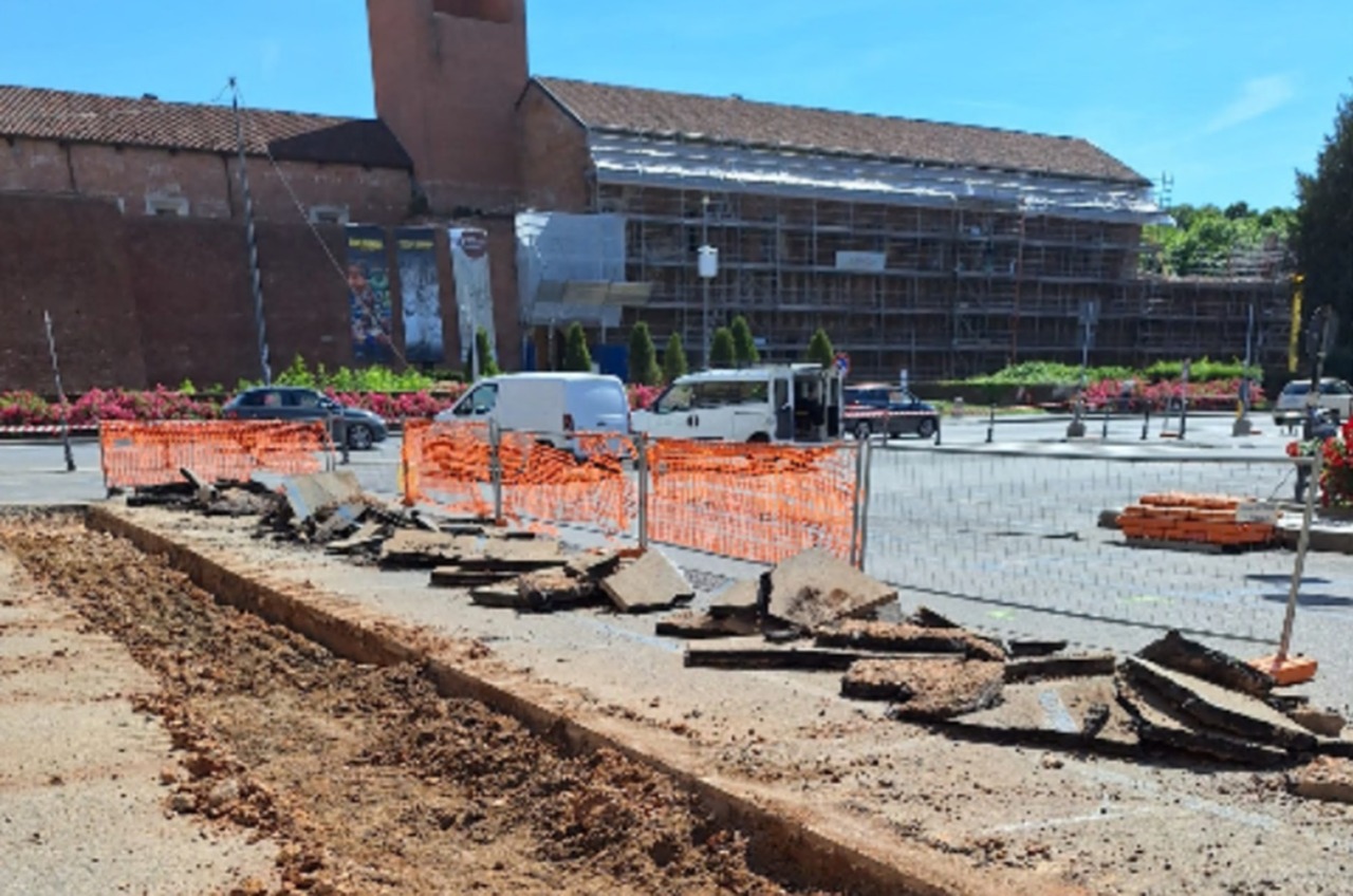 Piazza Martiri senza auto: si lavora nel cantiere della nuova area pedonale