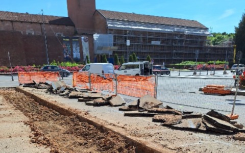 Piazza Martiri senza auto: si lavora nel cantiere della nuova area pedonale