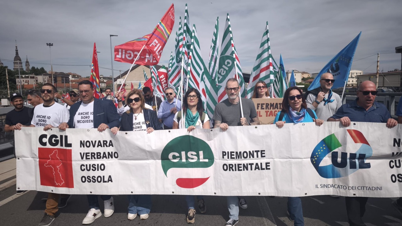 McQueen, corteo a Novara contro i 38 licenziamenti; Cirio: “Mettere in campo ogni azione possibile”