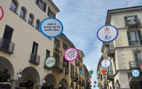Novara si colora con aquiloni e frasi in dialetto: il centro città si prepara alla stagione degli eventi