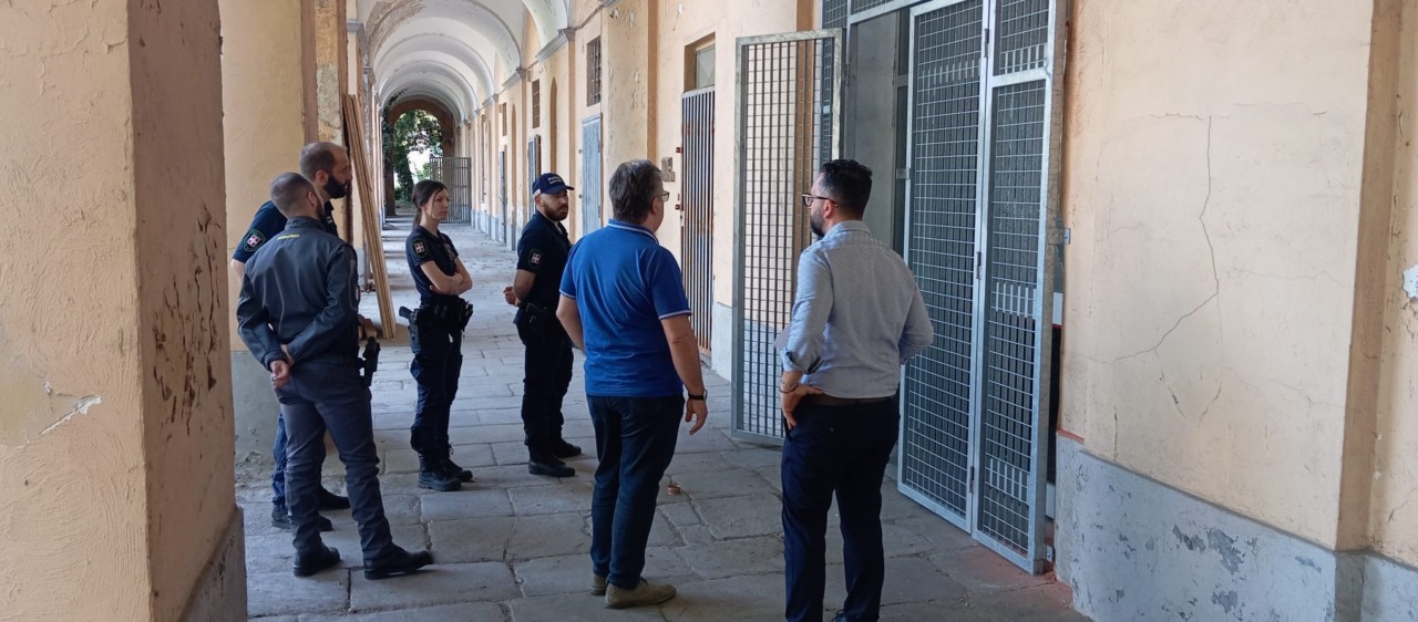 Dopo gli sgomberi e la pulizia, al via la messa in sicurezza dell’ex caserma Passalacqua a Novara