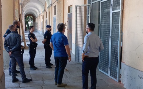 Dopo gli sgomberi e la pulizia, al via la messa in sicurezza dell’ex caserma Passalacqua a Novara