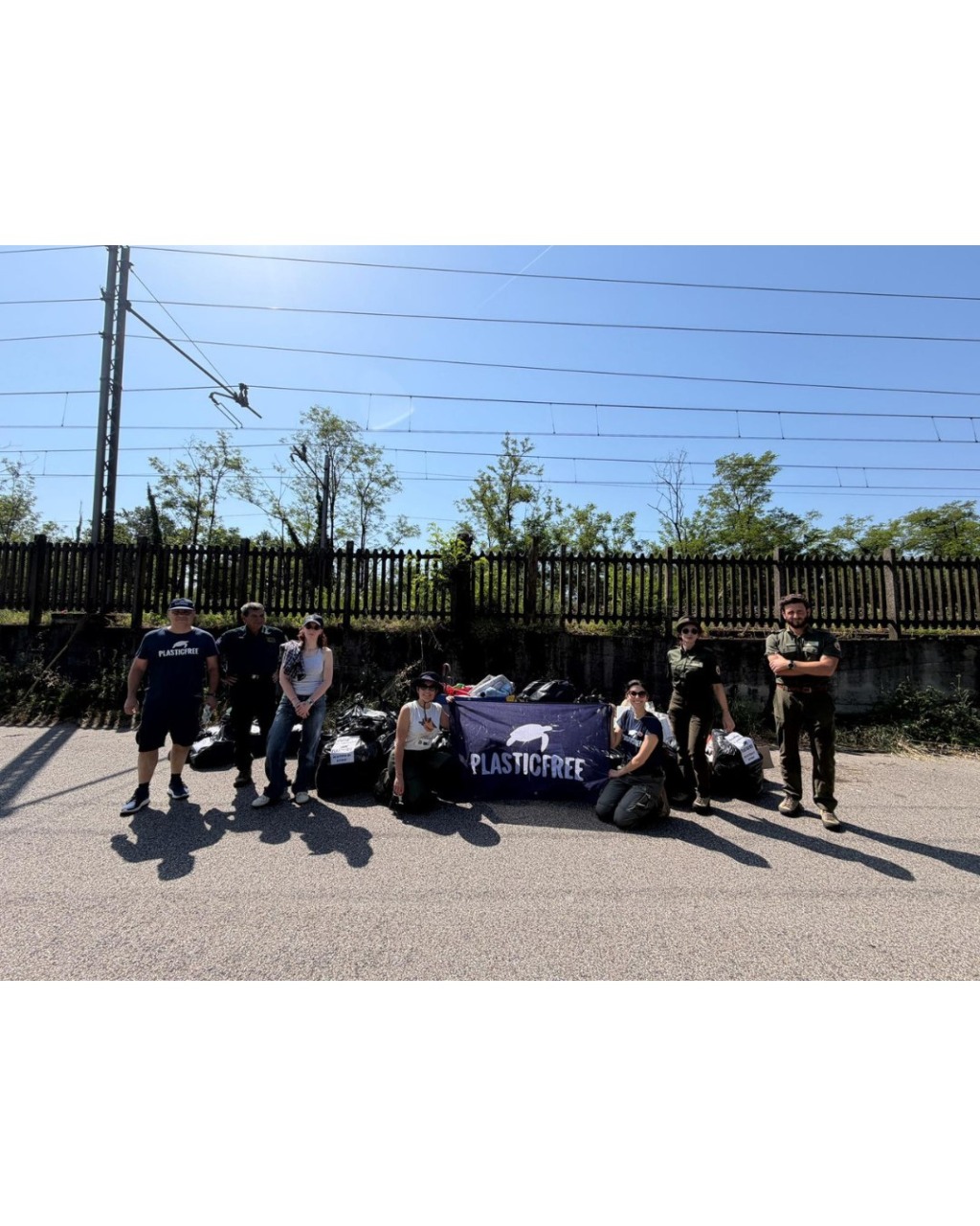 Trecate, raccolti 38 sacchi di rifiuti durante la pulizia del Parco