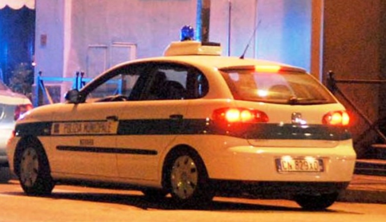 Caos in un bar: lancia un bicchiere contro un altro cliente e poi aggredisce un agente