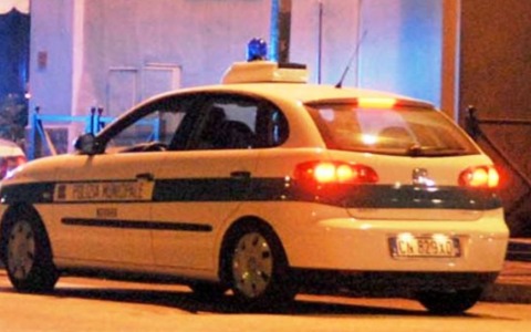 Caos in un bar: lancia un bicchiere contro un altro cliente e poi aggredisce un agente